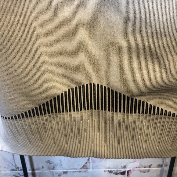 Stylish Gray Sports Bra and Leggings Set Sz L - Picture 10 of 13